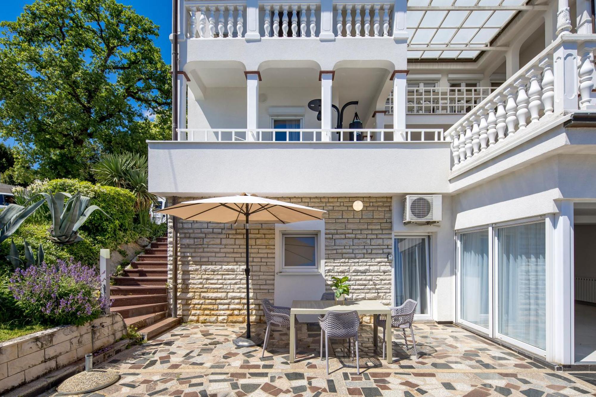 Villa Garden Apartment With Pool オパティヤ エクステリア 写真